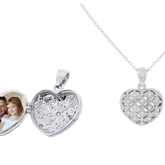 BEAUTIFUL ❤️ HEART SHAPED LOCKET PENDANT - NEW - Picture 2 of 5